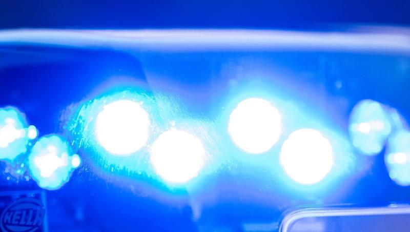 Ein Blaulicht leuchtet an einer Polizeistreife. Foto: Lino Mirgeler/dpa/Archiv
