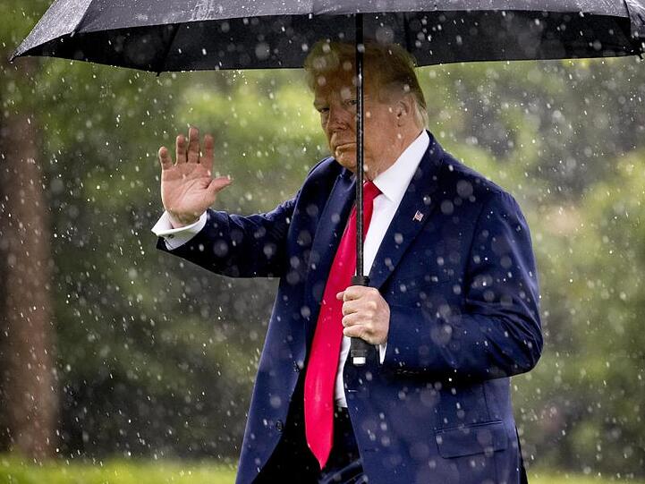 Donald Trump hat auf Kritik reagiert - eine Wahlkampfveranstaltung wird um einen Tag verschoben.
