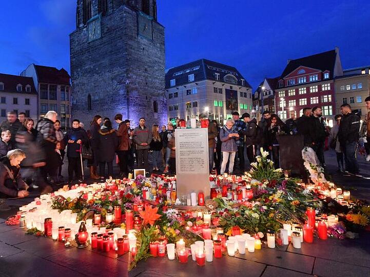 Trauernde versammeln sich auf dem Marktplatz in Halle.