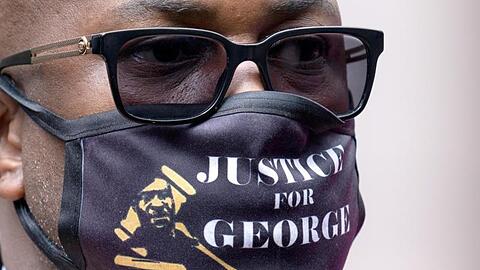 Philonise Floyd, Bruder von George Floyd, trägt einen Mund-Nasen-Schutz mit der Aufschrift "Justice for George".