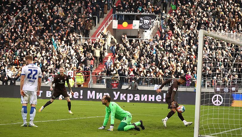 St. Paulis Simon Makienok (2.v.l) feiert sein Tor zum 3:0.