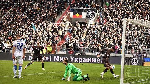 St. Paulis Simon Makienok (2.v.l) feiert sein Tor zum 3:0.