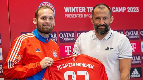 Bayerns bislang einziger Neuzugang in diesem Winter: Daley Blind (l.), hier neben Sportvorstand Hasan Salihamidzic.