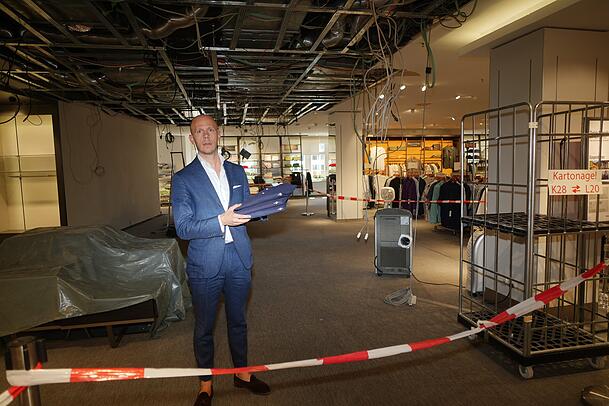 Hirmer-Verkaufsleiter David Thomas in den ausger&auml;umten R&auml;umen. Nach dem Wasserschaden herrscht hier schon Leere.