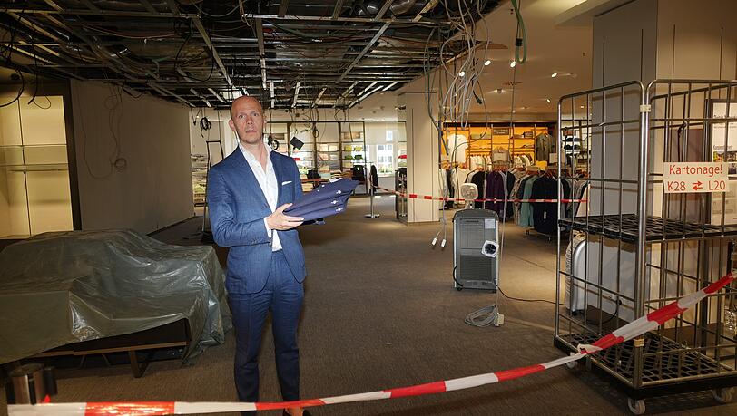 Hirmer-Verkaufsleiter David Thomas in den ausgeräumten Räumen. Nach dem Wasserschaden herrscht hier schon Leere. Hirmer-Verkaufsleiter David Thomas in den ausgeräumten Räumen. Nach dem Wasserschaden herrscht hier schon Leere.