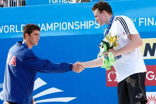 Gequältes Lächeln beim Händedruck: Michael Phelps (links) gratuliert dem neuen Weltmeister Paul Biedermann.