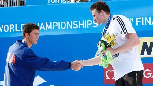 Gequältes Lächeln beim Händedruck: Michael Phelps (links) gratuliert dem neuen Weltmeister Paul Biedermann. Gequältes Lächeln beim Händedruck: Michael Phelps (links) gratuliert dem neuen Weltmeister Paul Biedermann.