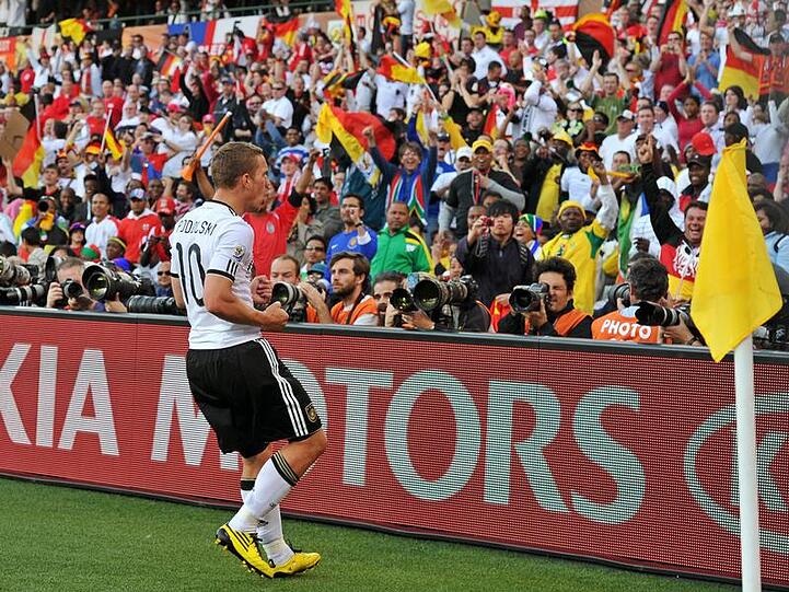 Lukas Podolski freut sich über seinen Treffer gegen England.