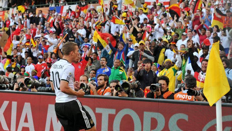 Lukas Podolski freut sich über seinen Treffer gegen England. Lukas Podolski freut sich über seinen Treffer gegen England.