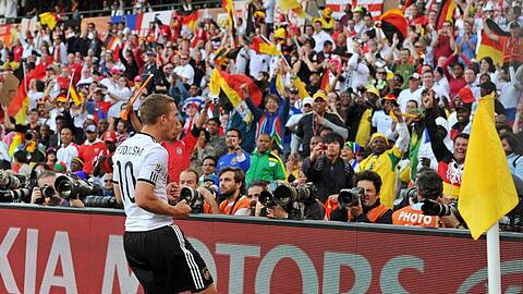 Lukas Podolski freut sich über seinen Treffer gegen England.