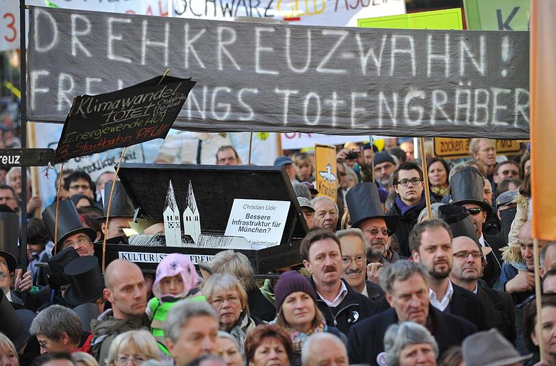 Teilnehmer einer Demonstration gegen den Bau der dritten Startbahn am Münchner Flughafen halten am Samstag auf dem Marienplatz in München Plakate in die Höhe.