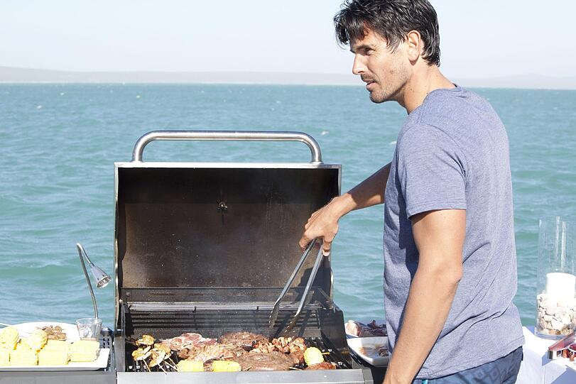 Bachelor Jan grillt für sich und die Damen bei einem Ausflug auf einem Hausboot.