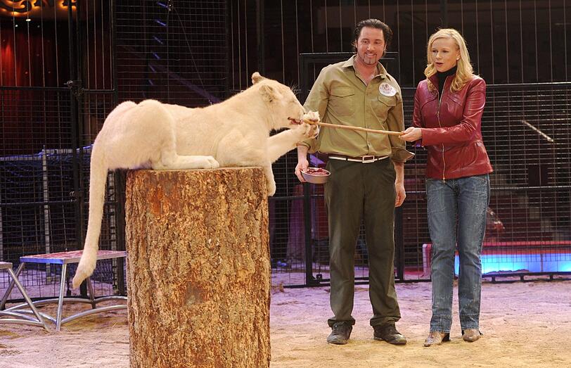 Veronica Ferres tauft Löwenmädchen "Alba" - die Bilder aus dem Circus Krone