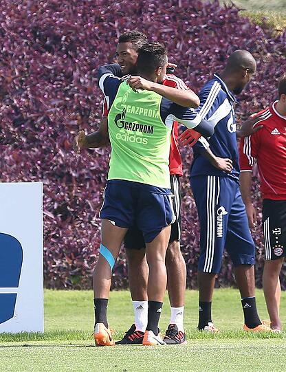 Wiedersehen beim Trainingslager: Boateng und Boateng treffen sich bei einer Trainingseinheit von Schalke 04.