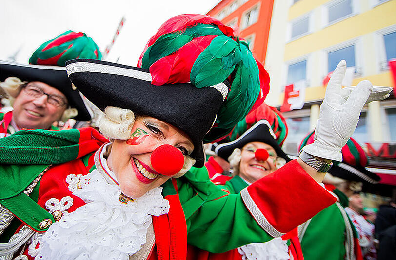 Die Karnevalszeit hat begonnen! Klicken Sie sich durch die ersten Bilder der Weiberfastnacht in Köln!