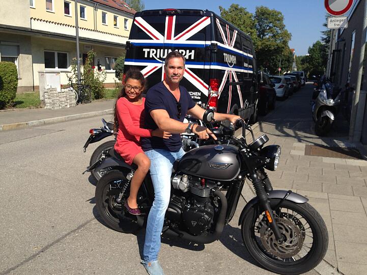 Schauspieler und Synchronsprecher Manou Lubowski: &bdquo;Ich bin dabei eine Triumph Bonneville Bobber made by Rock 'n' Ride zu bestellen. Touren mache ich grundsätzlich alleine, weil ich mein eigenes Tempo habe. Ich fahre nämlich nur soweit, dass ich nachts wieder zu Hause sein kann. Gepäck auf dem Bike hasse ich, deshalb war von München aus Südtirol das weiteste Ziel.&ldquo;