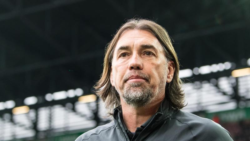 Trainer Martin Schmidt von Augsburg steht vor Spielbeginn am Spielfeldrand. Foto: Matthias Balk/dpa Trainer Martin Schmidt von Augsburg steht vor Spielbeginn am Spielfeldrand. Foto: Matthias Balk/dpa
