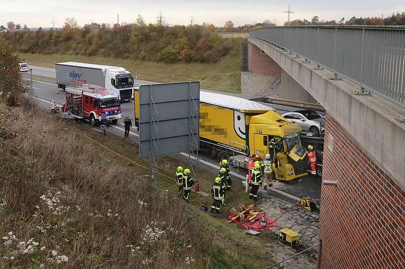Der Fahrer des österreichischen Sattelzuges fuhr trotz Vollbremsung auf den Autotransporter auf. Dabei wurde der 47-Jährige lebensbedrohlich verletzt und in seinem Lkw eingeklemmt.