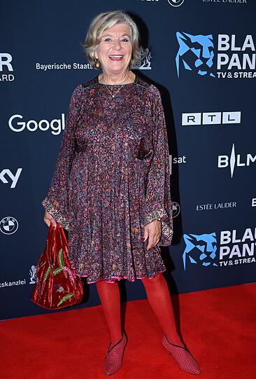 Grande Dame Jutta Speidel kann eigentlich alles tragen, sie sieht immer toll aus.