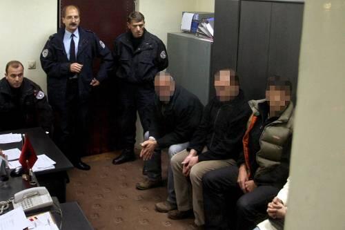 Vor ihrem Untersuchungsrichter in Pristina: die drei beschuldigten BND-Mitarbeiter.