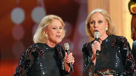 Die Kessler Zwillinge, Alice und Ellen, während der ZDF Live-Sendung "Die schönsten Weihnachts-Hits" am 26.11.2008.