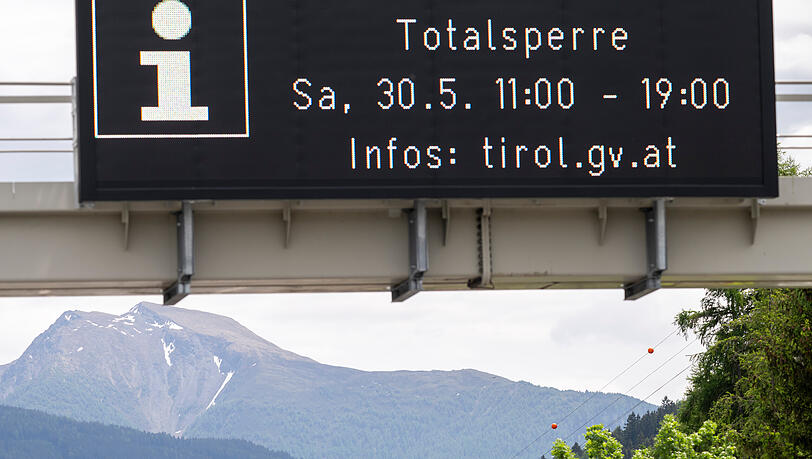 Schönberg im Stubaital: Eine Anzeigentafel erklärt, wie lange auf dem Brenner nichts geht: von 11 bis 19 Uhr. Schönberg im Stubaital: Eine Anzeigentafel erklärt, wie lange auf dem Brenner nichts geht: von 11 bis 19 Uhr.