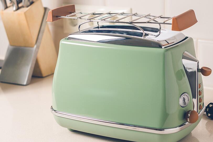 Denn auch frostige Scheiben sind im Toaster im Nu aufgetaut. Bei ganzen Brotlaiben und blo&szlig;er Raumtemperatur nimmt dieser Prozess um einiges mehr Zeit in Anspruch.