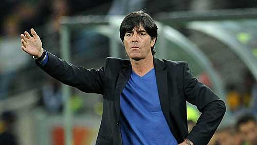 Er findet die richtige Haltung, im Sieg und auch in der Niederlage. Kein Wunder, dass fast alle Deutschen Jogi Löw für einen Gewinner der WM halten. Er findet die richtige Haltung, im Sieg und auch in der Niederlage. Kein Wunder, dass fast alle Deutschen Jogi Löw für einen Gewinner der WM halten.