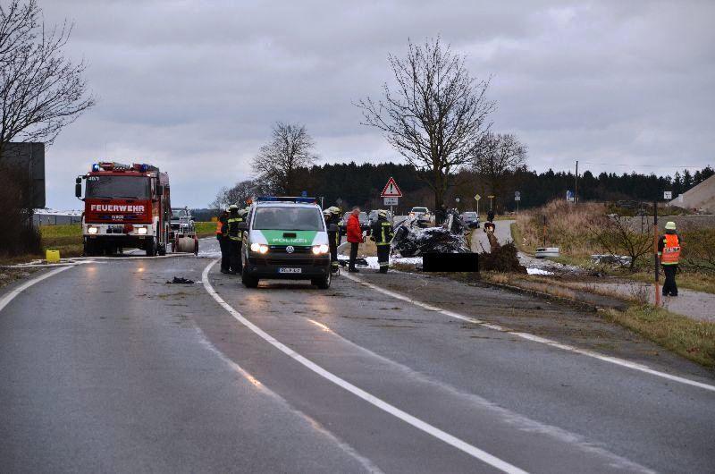 Horror-Unfall am Tag von Heiligabend: Ein Auto ist auf der B12 gegen einen Baum geschleudert. Der Insasse verbrannte im Wrack.
