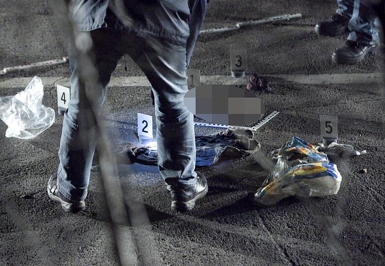 Autoknacker haben im saarländischen Merzig im Kofferraum eines abgestellten Wagens ein totes Baby entdeckt. Die Leiche lag im Kofferraum in einem Rucksack.