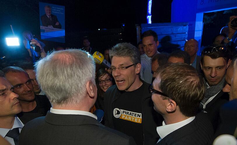 Seehofers Facebook-Party kann man getrost als gefloppt bezeichnen. Statt 2500 geladenen Gästen erschienen gerade mal 500. Böse Zungen behaupten, davon waren 150 Journalisten dabei. Die Bilder vom Event im Münchner P1