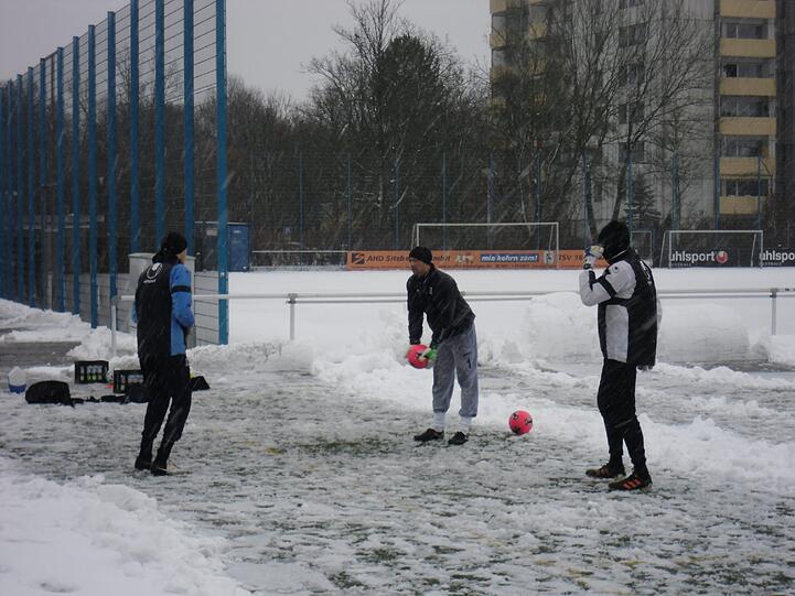 Hart , härter, Alexander Schmidt. Der Trainer des TSV 1860 schickte seine Jungs am Montagvormittag trotz klirrender Kälte, Schneeregen und schneebedeckten Trainingsplätzen raus zum Anschwitzen. Am Abend spielen die Löwen gegen den 1. FC Kaiserslautern. Die Bilder vom Matsch-Training