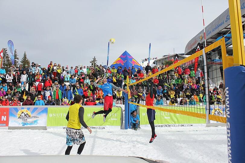Die besten Bilder vom Turnier der "Snow Volleyball Tour 2013 powered by Amway" auf 1860 Metern Höhe in Wagrain/Österreich.