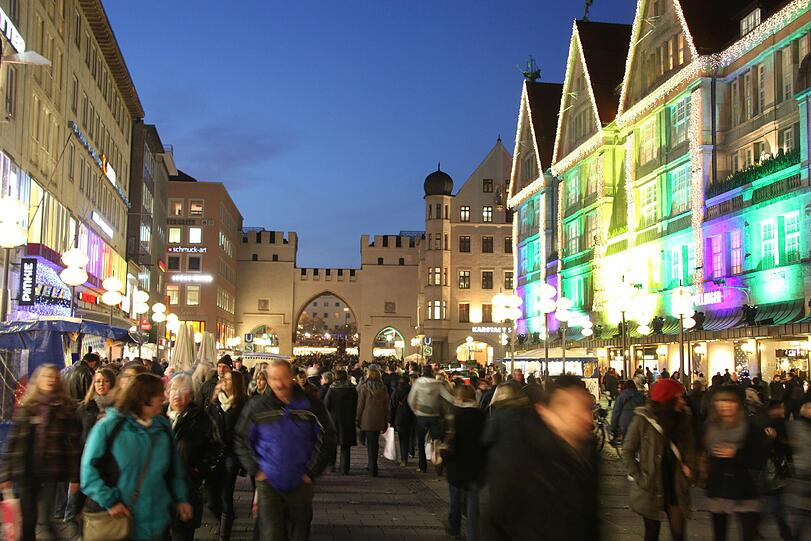 Start ins Weihnachtsgeschäft. Die Münchner stürmen die Kaufhäuser.