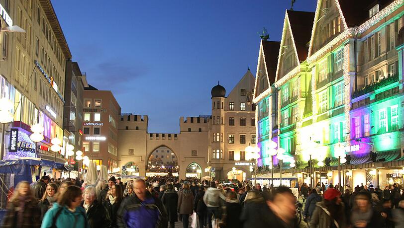 Start ins Weihnachtsgeschäft. Die Münchner stürmen die Kaufhäuser. Start ins Weihnachtsgeschäft. Die Münchner stürmen die Kaufhäuser.