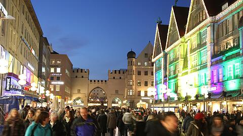 Start ins Weihnachtsgeschäft. Die Münchner stürmen die Kaufhäuser.
