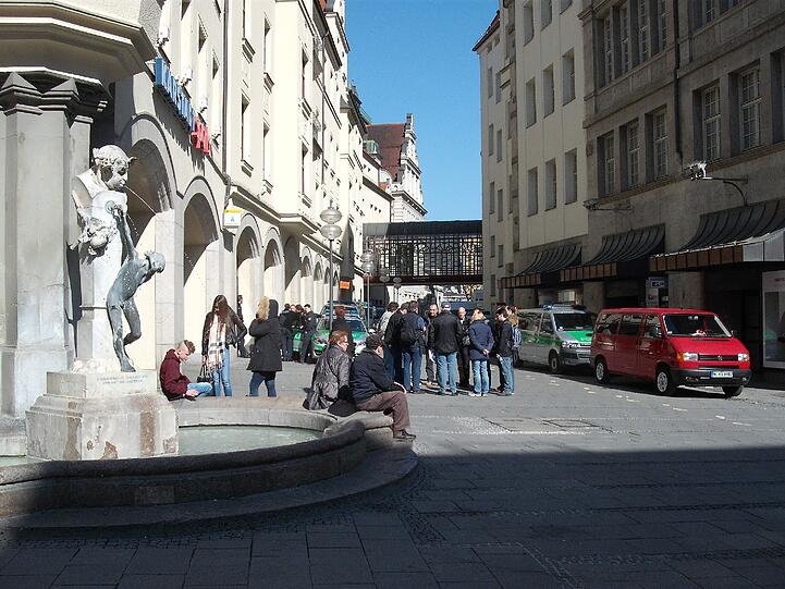 Am Justizpalast: Bereits am Sonntag bereiten sich einzelne Medienvertreter auf den Prozessbeginn am Montag vor.