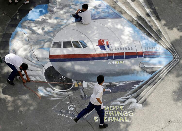 2014: Nach Flug MH 370 und den 329 Menschen an Bord wird seit mehr als einem Monat gesucht.