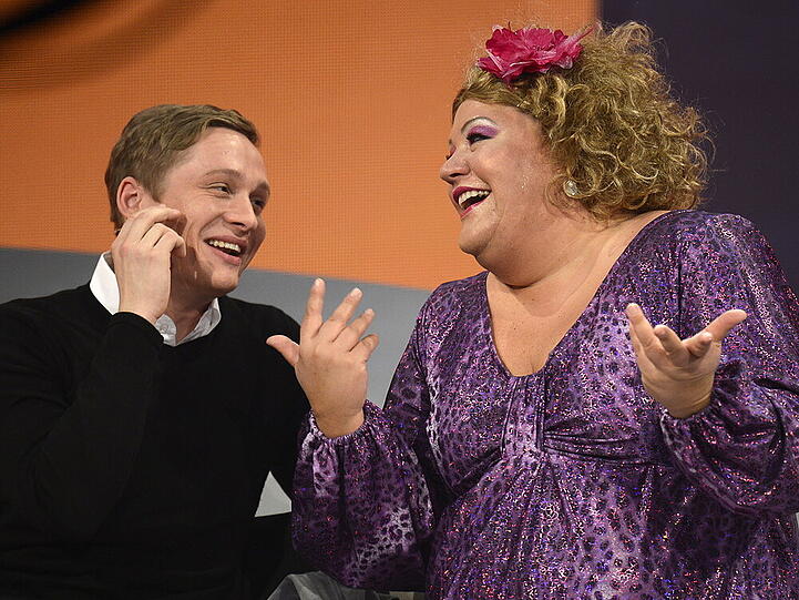 Matthias Schweighöfer und Cindy aus Marzahn 2013 auf der "Wetten, dass..?"-Couch