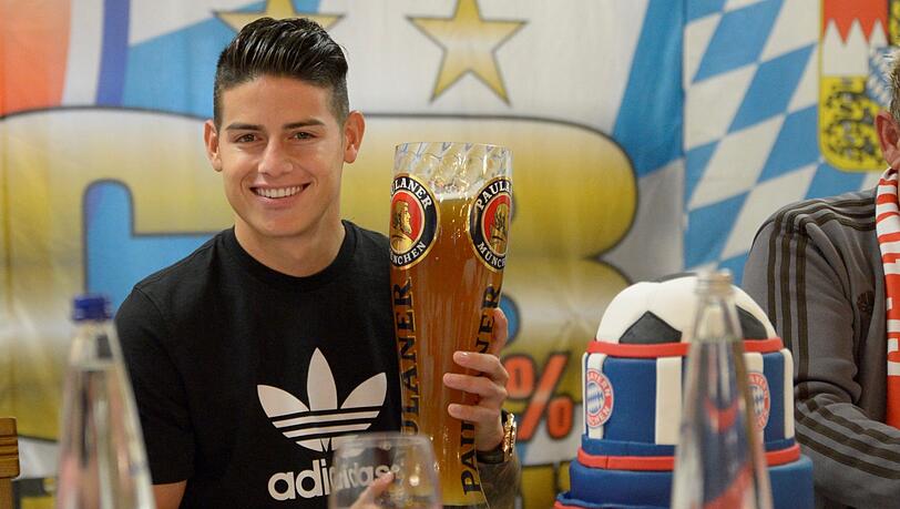"Ich spüre die Liebe der Fans, sowohl hier, als auch eigentlich in der ganzen Bayern-Familie", sagt James beim Weihnachtsbesuch in Straubing. "Ich spüre die Liebe der Fans, sowohl hier, als auch eigentlich in der ganzen Bayern-Familie", sagt James beim Weihnachtsbesuch in Straubing.