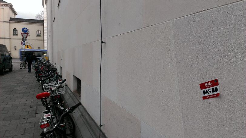 Oder der Dekan der LMU? Schließlich pappt dieser Aufkleber - mit vielen weiteren - an der Mauer der Uni in der Adalbertstraße.