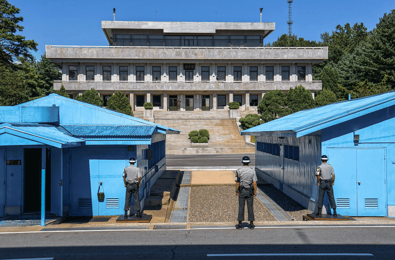 Südkoreanische Soldaten blicken an der Grenze in Richtung Nordkorea. Das Land ist eine der strengsten Diktaturen der Welt.