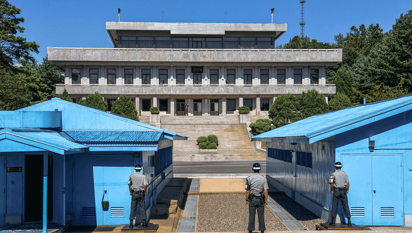 Südkoreanische Soldaten blicken an der Grenze in Richtung Nordkorea. Das Land ist eine der strengsten Diktaturen der Welt. Südkoreanische Soldaten blicken an der Grenze in Richtung Nordkorea. Das Land ist eine der strengsten Diktaturen der Welt.