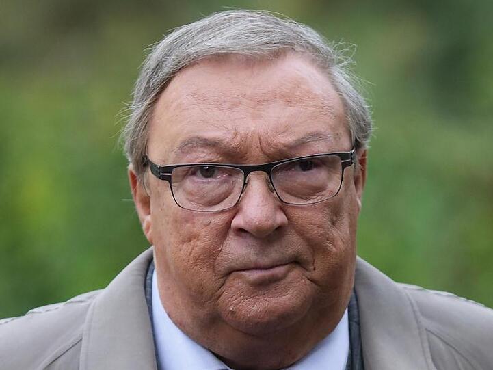 Jaecki Schwarz als Kommissar Herbert Schmücke 2012 bei Dreharbeiten zum "Polizeiruf 110".