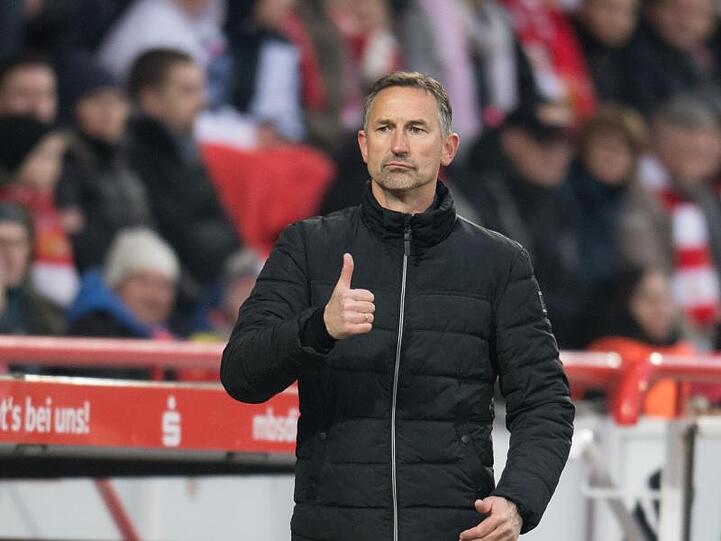 Regensburg-Trainer Achim Beierlorzer gestikuliert. Foto: Jörg Carstensen