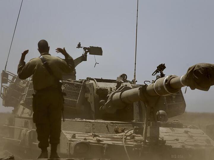 Waffenstarrendes Gebiet: Ein israelischer Soldat lotst ein Panzerfahrzeug im von Israel kontrollierten Teil der Golanhöhen nahe der Grenze zu Syrien.