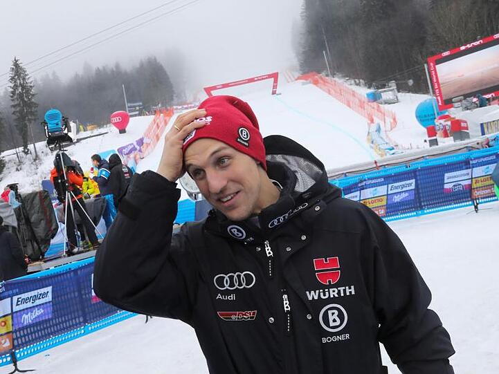 Skirennfahrer Josef Ferstl greift sich nach der Absage der Abfahrt im Zielbereich an den Kopf.