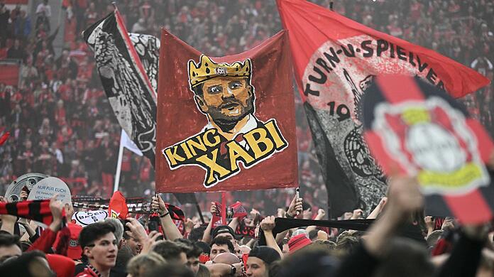 Nach dem Abpfiff kannte der Jubel der Anhänger keine Grenzen mehr. Nach dem Abpfiff kannte der Jubel der Anhänger keine Grenzen mehr.
