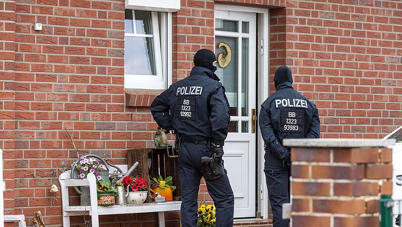 Den Angeklagten wird unter anderem ein Brandanschlag auf ein Kulturzentrum in Altdöbern (Brandenburg) vorgeworfen. (Archivbild) Den Angeklagten wird unter anderem ein Brandanschlag auf ein Kulturzentrum in Altdöbern (Brandenburg) vorgeworfen. (Archivbild)