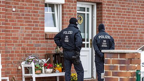 Den Angeklagten wird unter anderem ein Brandanschlag auf ein Kulturzentrum in Altd&ouml;bern (Brandenburg) vorgeworfen. (Archivbild)